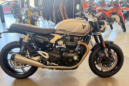 La Triumph Spedd 1200 destaca por su nuevo paquete electrónico al recibir una fuerte actualización