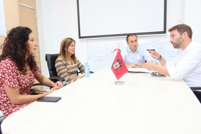 Imagen de archivo de reunión del delegado con el alcalde y concejales.