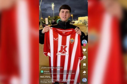 Un grupo de aficionados del Málaga CF se sorprende por el precio de la camiseta de la UD Almería.