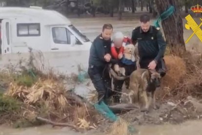 Imagen del rescate de dos ancianos y dos perros en Cuevas.