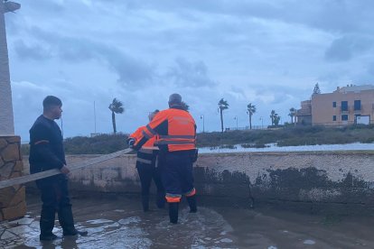 Intervención de Protección Civil en un inmueble anegado de Cuevas del Almanzora.