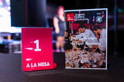 El evento gastro-solidario 'A la mesa' en le mercado central.