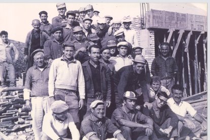Tajo de albañiles de la comarca que con sus manos levantaron a partir de 1964 el Parador de Turismo de Mojácar.