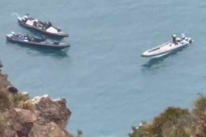Varias lanchas rápidas se refugian del temporal en la costa del Parque Natural de Cabo de Gata-Níjar.