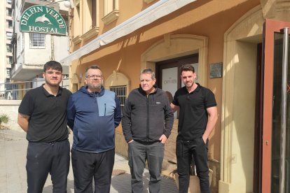 Los Melquiades y personal del Delfín Verde, a las puertas del establecimiento.