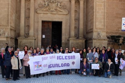 Foto de familia de la movilización a las puertas de la Catedral de Almería.