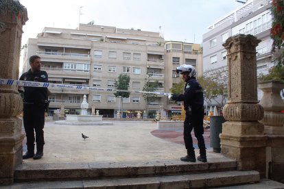 La Policía Local cerrando los parques infantiles.