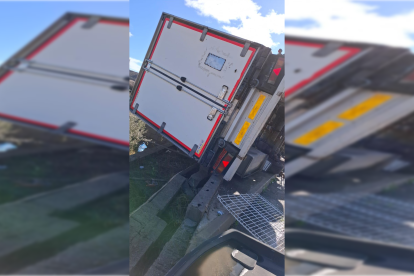 Tráiler volcado en El Puche.