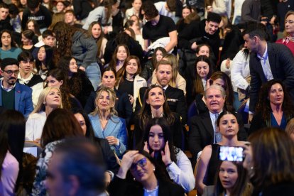 Público entre los que destaca la Reina Letizia; la vicepresidenta del Gobierno, Yolanda Díaz; el presidente de la Fundación Princesa de Girona, Francisco Belil; la consejera de Cultura, Patricia del Pozo; y la alcaldesa de Almería, Mª del Mar Vázquez