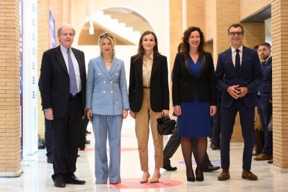 Entrada de la Reina Letizia acompañada de las autoridades al auditorio