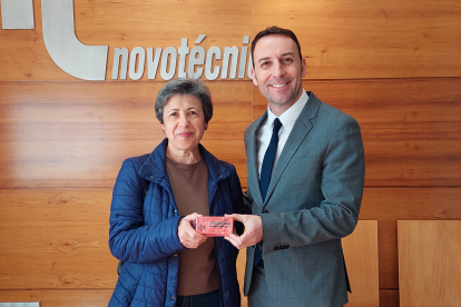 Juana, esposa del ganador Emilio Gallardo y Ricardo Céspedes, gerente de La Voz de Almería y Cadena Ser Almería, en la entrega del premio.