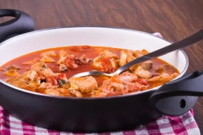 Fotografía de archivo de una sopa de pescado.
