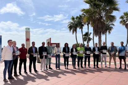 Foto de familia en la presentación de la Media Maratón 2025.