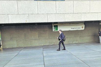 Óscar Liria, a su llegada a la Ciudad de la Justicia de Almería.