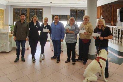 Las Damas de Huércal-Overa entregan las donaciones.