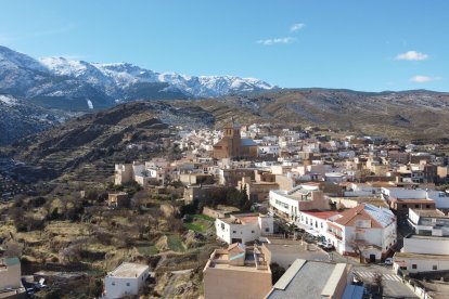 Panorámica de Abrucena con Sierra Nevada de fondo.