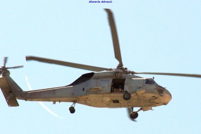 El Sea Hawk que ha sobrevolado Almería para aterrizar en el helipuerto del Hospital Universitario Torrecárdenas. Foto de José Antonio Hernández - Almería Aérea