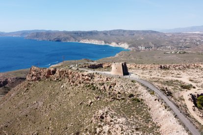 Vista aérea de la torre vigía de Mesa Roldán con el Mediterráneo de fondo.