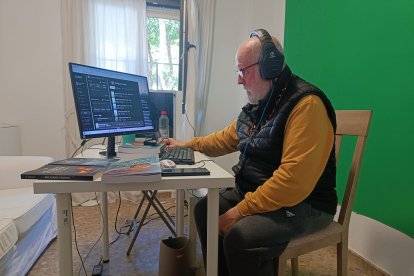 El poeta José Luis Molina trabaja en su estudio de streaming.