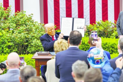 El presidente norteamericano mostrando ayer el documento con los nuevos aranceles, en el jardín de la Casa Blanca.