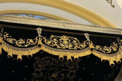 Bordado de la bambalina del palio del Consuelo.