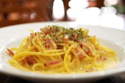 Espaguetis a la carbonara con jamón serrano.