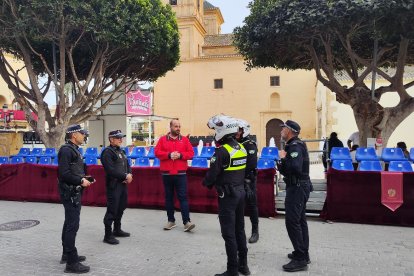 Al fondo, parte de las gradas instaladas para esta Semana Santa.