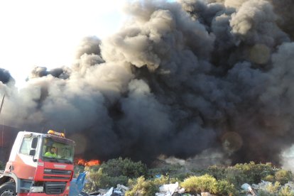 Empleados fueron quitando todos los contenedores de plástico que podían para evitar la expansión de las llamas.