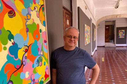 El artista Miguel García Haro junto a una de sus obras.