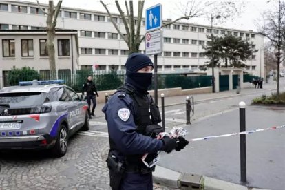 Un policía de Francia en una calle de París.