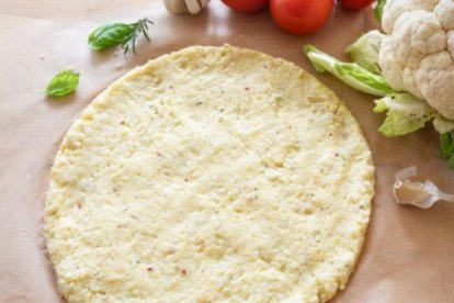 Imagen de una masa de pizza con base de coliflor.