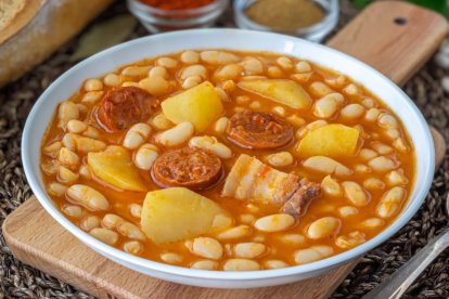 Un plato de estofado de alubias blancas.