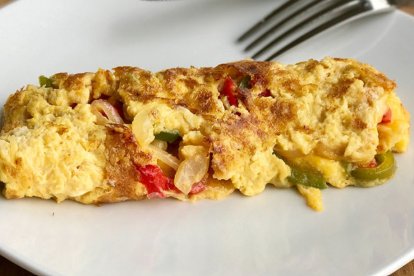 Imagen de una tortilla rellena de verduras.