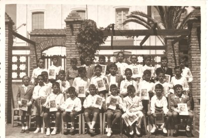 Niños vestidos de comunión en la terraza del Hogar de Garrucha, a principio de los años 50. Entre otros se ve al periodista Andrés Caparrós.