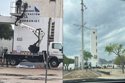 La grúa retira las pancartas de la iglesia de San Isidro en Níjar.