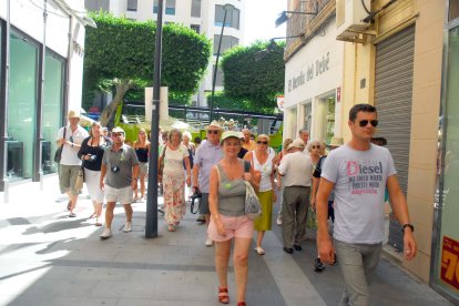 Turistas paseando por el centro de Almería.