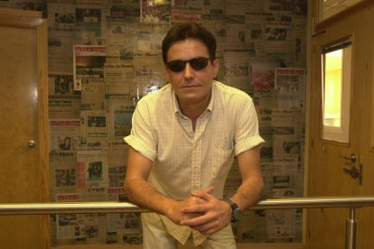 El profesor Juan García Latorre en la redacción de La Voz de Almería hace 22 años.