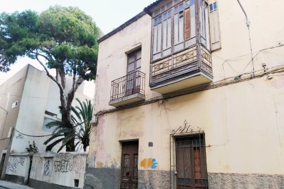 Fachada de la casa que fue el estudio del artista Jesús de Perceval