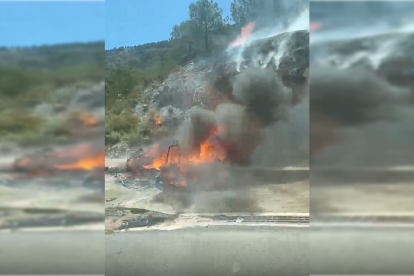 Arde un vehículo en la carretera de Berja a Dalías