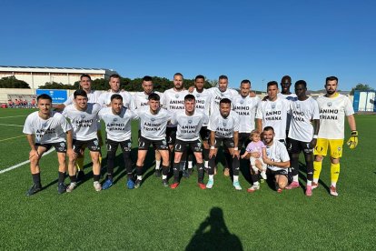La P.D. Garrucha con camisetas de apoyo a la niña que sufrió una caída en las semifinales del playoff de ascenso a División de Honor.