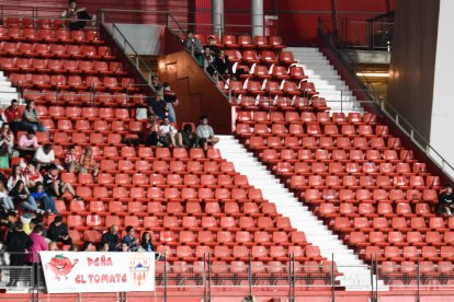 Dos 'quesitos' de fondo norte vacíos ante el Racing de Ferrol, que se jugó un día después del gran apagón.