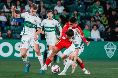 El Elche va camino de Primera si no falla en Riazor y el Almería busca asegurar la plaza de Play Off.