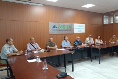 Representantes de la Mesa del Agua, ayer en la sede de Asempal.