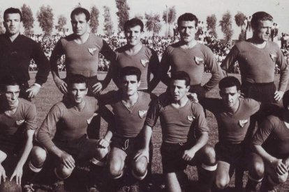 Equipo del Trafalgar de Adra de la temporada 1957/58 en el Estadio “La Falange de Almería”.
