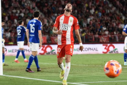 Álex Centelles lamentándose en la segunda mitad. El Oviedo se llevó la victoria con un gol en el descuento.