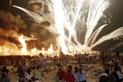 Hogueras de San Juan celebrada en una de las playas de Almería