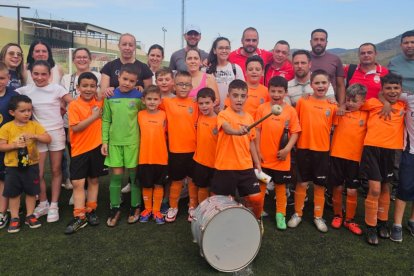 El equipo prebenjamín del Comarca Río Nacimiento tras jugar en el campo de Montagón, en Abla.