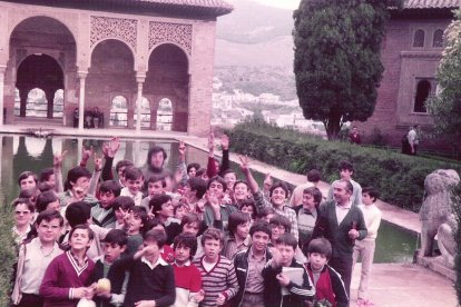 Viaje de estudios de un instituto de Almería en la década de los 70 visitando la Alhambra de Granada.