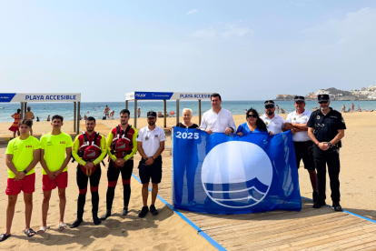 Acto del izado de bandera en San José.