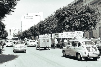 Un grupo de colaboradores de Antonio González Vizcaíno pidiendo el voto para su candidato en el Paseo de Almería en octubre de 1967. Eran las elecciones a Procuradores por representación familiar.